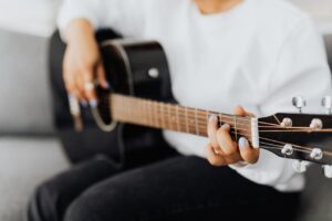 Lire la suite à propos de l’article Les 10 accords de guitare essentiels pour débutants