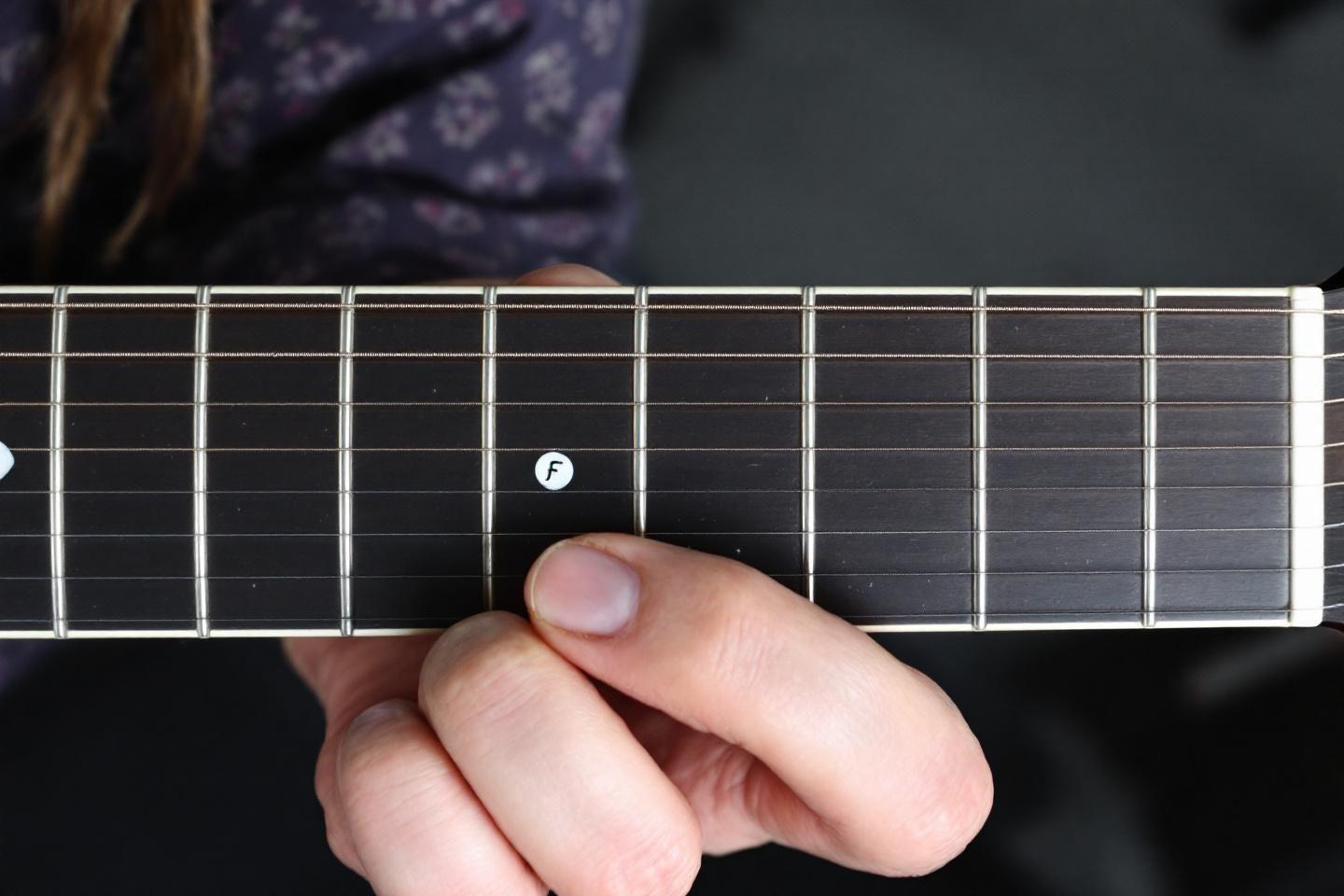 Les accords de guitare de base expliqués simplement