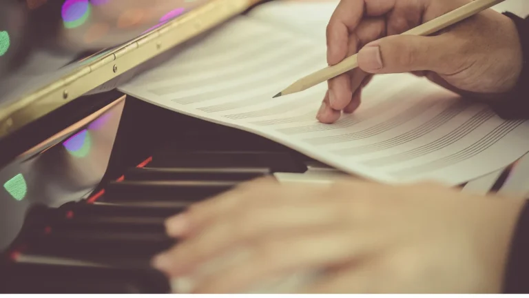 Lire la suite à propos de l’article Apprenez les bases du solfège : cours et leçons pour maîtriser la lecture et le rythme musical